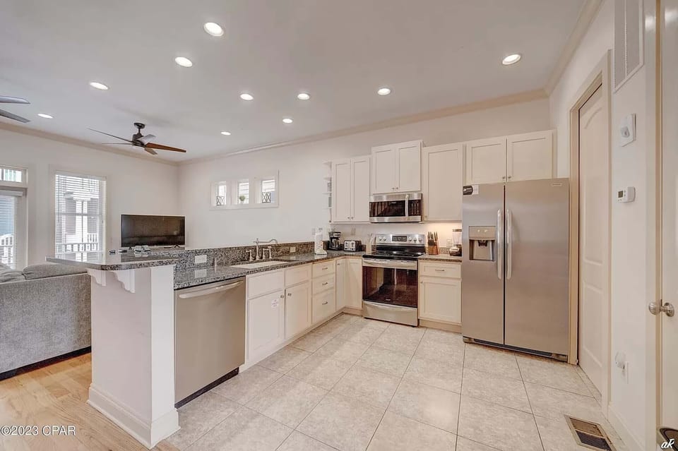Full kitchen