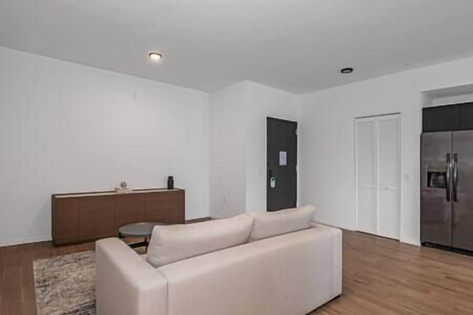 Living Room Area 2 (2)