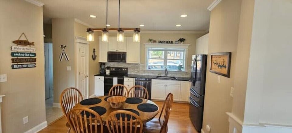 Chefs Kitchen- Granite countertops, Oversize Sink and Seating for 6
