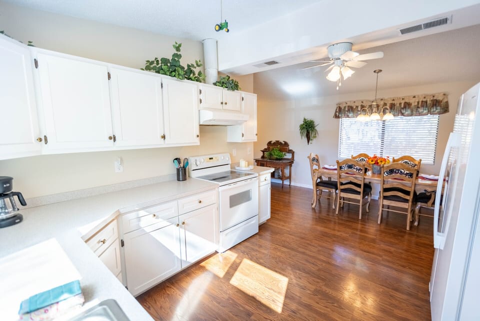 Large Kitchen with all the essientials