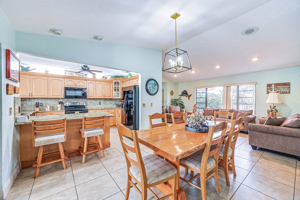 Dining Area | Central Air Conditioning/Heat | Free WiFi | Single-Story Home