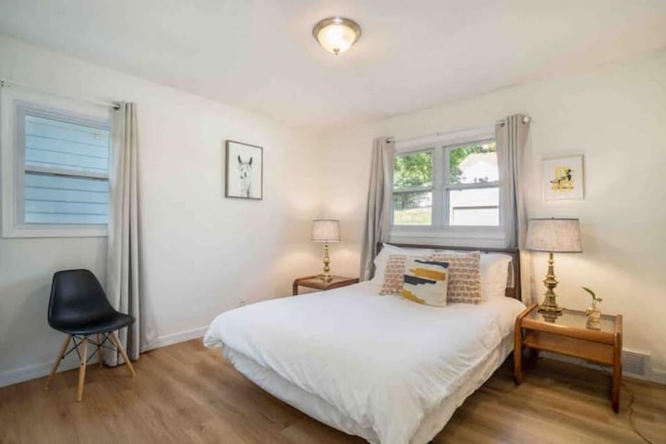 Bedroom 1 - Queen Bed 