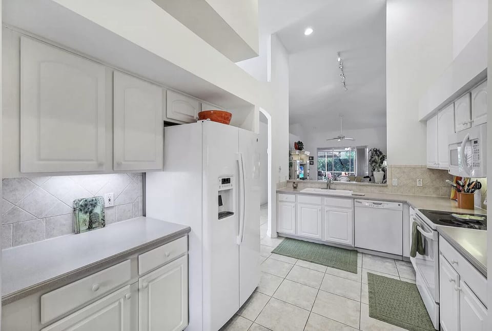 Kitchen
Refrigerator has ice maker and water button