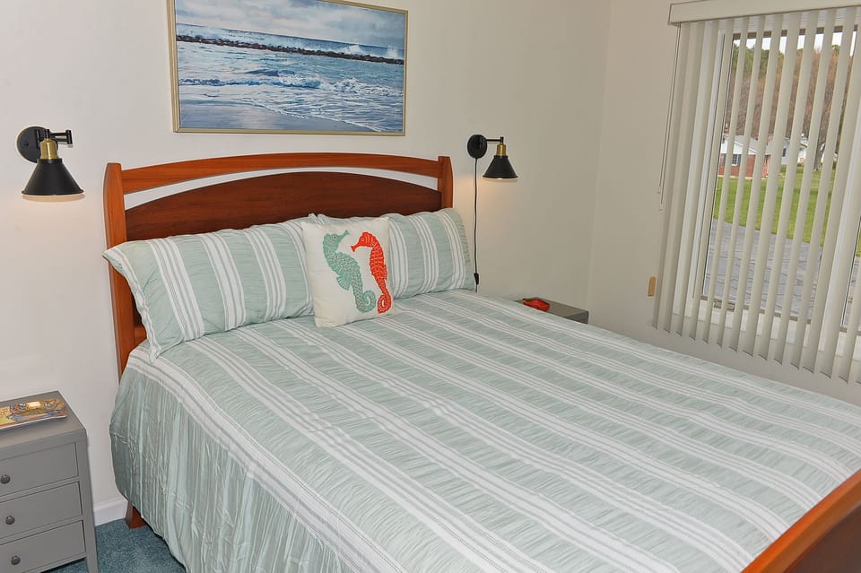 2nd bedroom with queen bed
