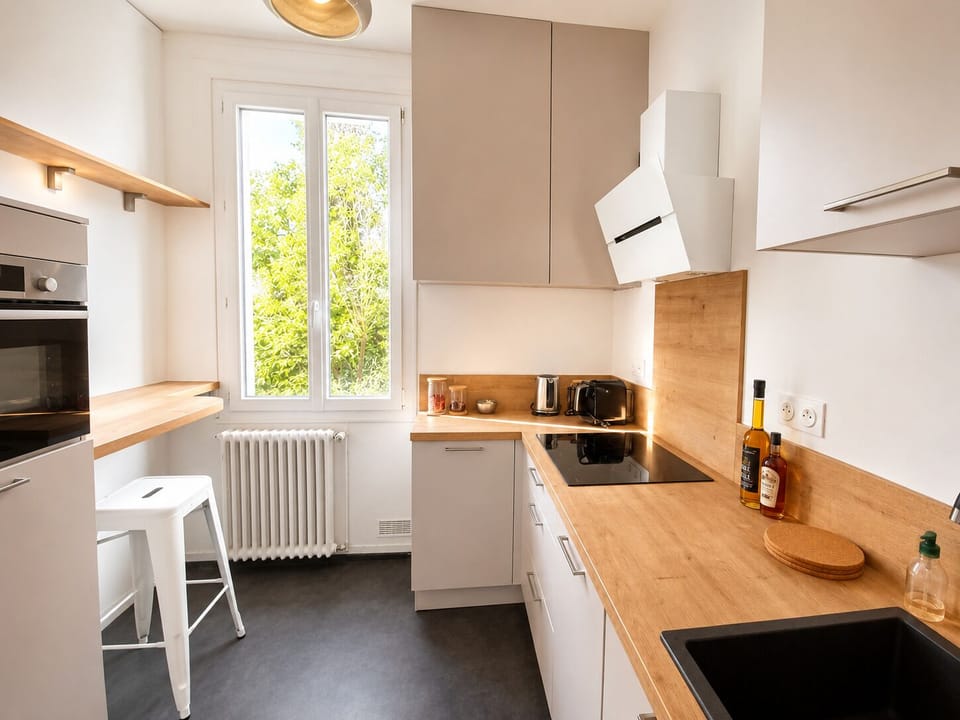 Fitted kitchen with essential products for your comfort