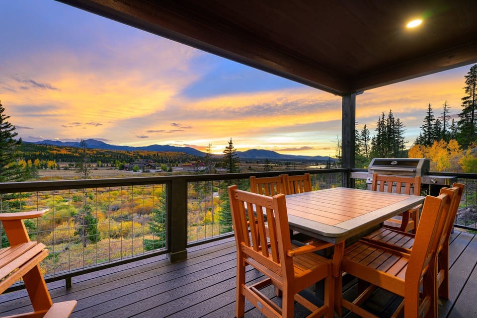 Upper Level Deck with Outdoor Dining Area