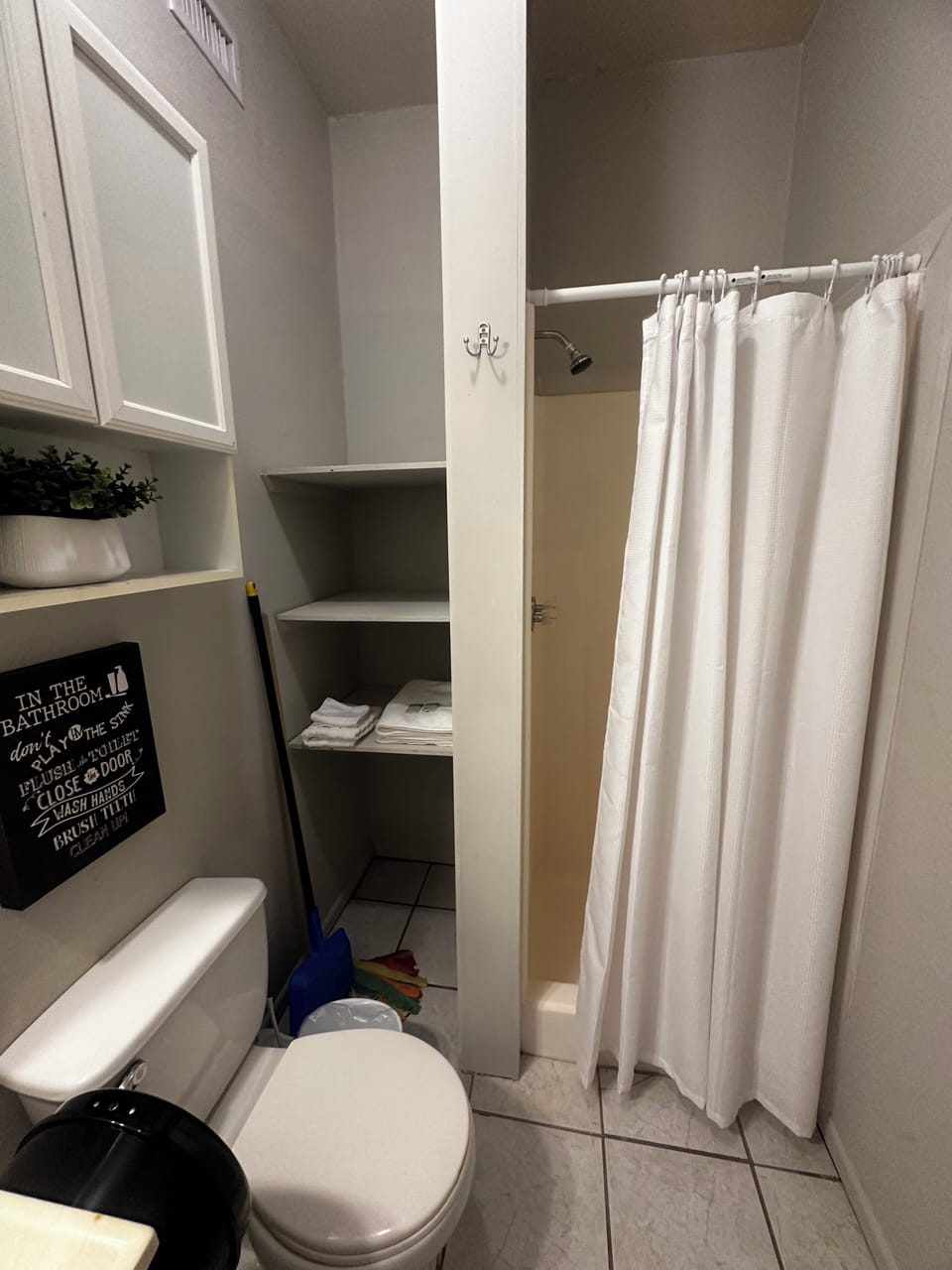 Full bathroom with towels, soap, shampoo and conditioner enough for short or long stays