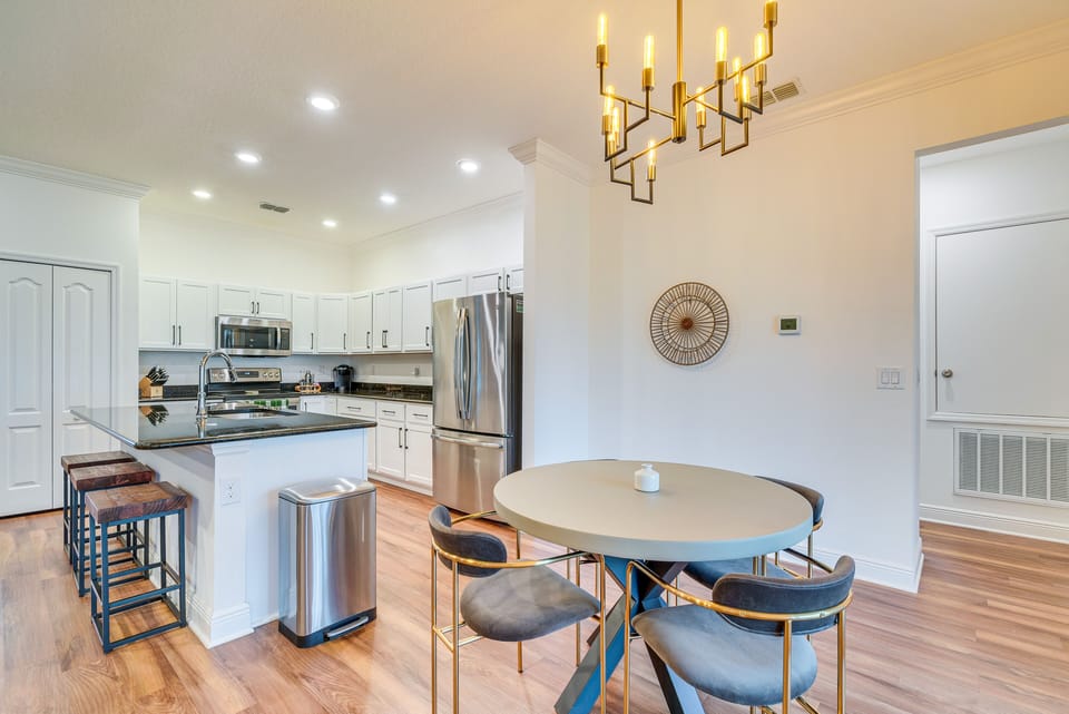 Dining Area | Dishware & Flatware Provided