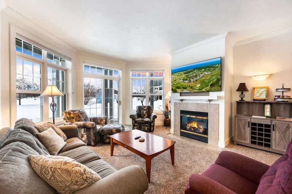 Club Cottage #3 boasts one king bedroom, queen/twin bedroom and 2 en suite bathrooms, with queen-sized pull out couch for additional guests. Enjoy amenities such as indoor fireplace, jacuzzi tub, in-unit washer and dryer and a well-stocked kitchen fo