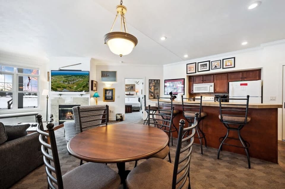 Club Cottage #7 boasts one king bedroom, a bedroom with two twin beds,  2 en suite bathrooms, with queen-sized pull out couch for additional guests. Enjoy amenities such as indoor fireplace, jacuzzi tub, in-unit washer and dryer and a well-stocked ki