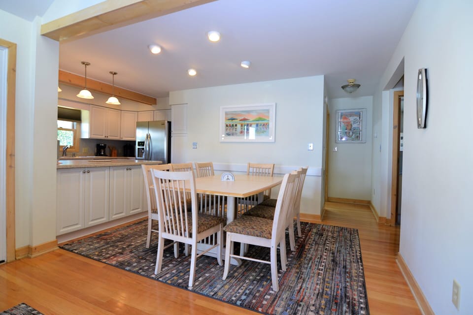 Eat-in Kitchen