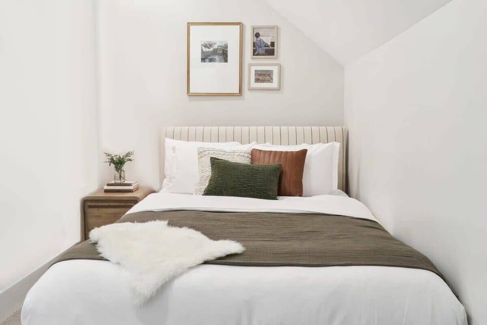 1 Queen Bed