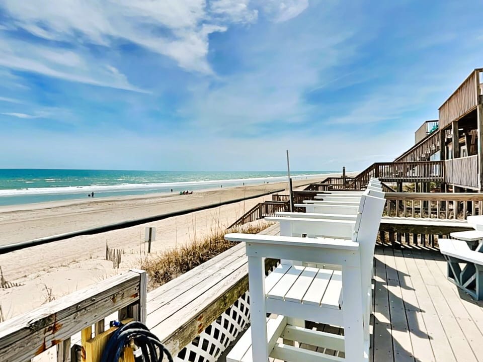 Welcome To Take Me A Wave - Direct Beach Access