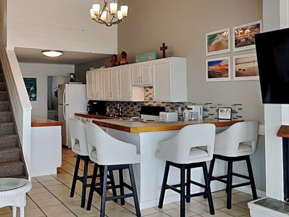 Kitchen and Breakfast Bar