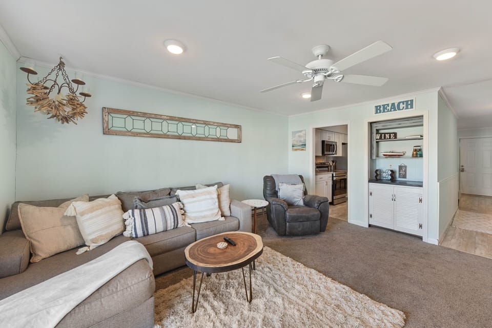 Step inside this cozy and inviting 2 Bedroom Beach Condo.