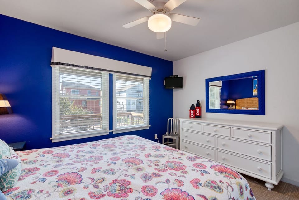 Mid Level King En Suite