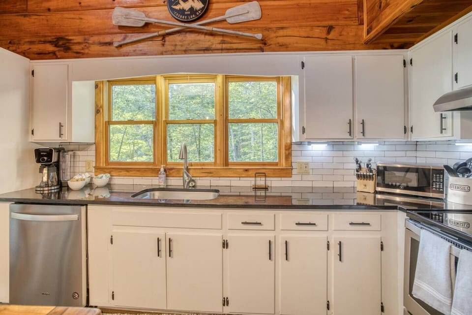 Fully loaded kitchen with everything you need to cook a great meal.