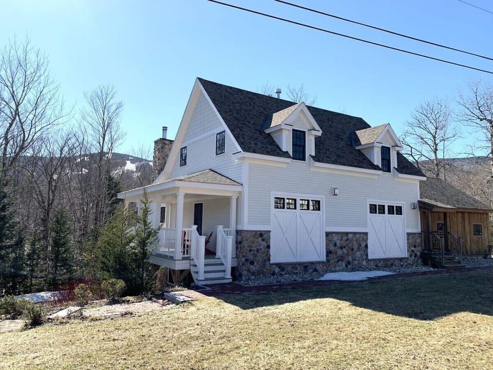 Carriage house with amazing view of Haystack Mountain and with a stream in you backyard