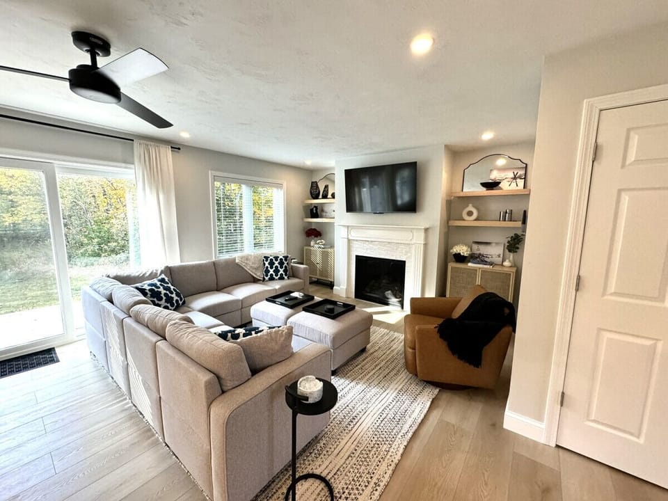Cozy Living room with 52` Smart TV and Gas fireplace