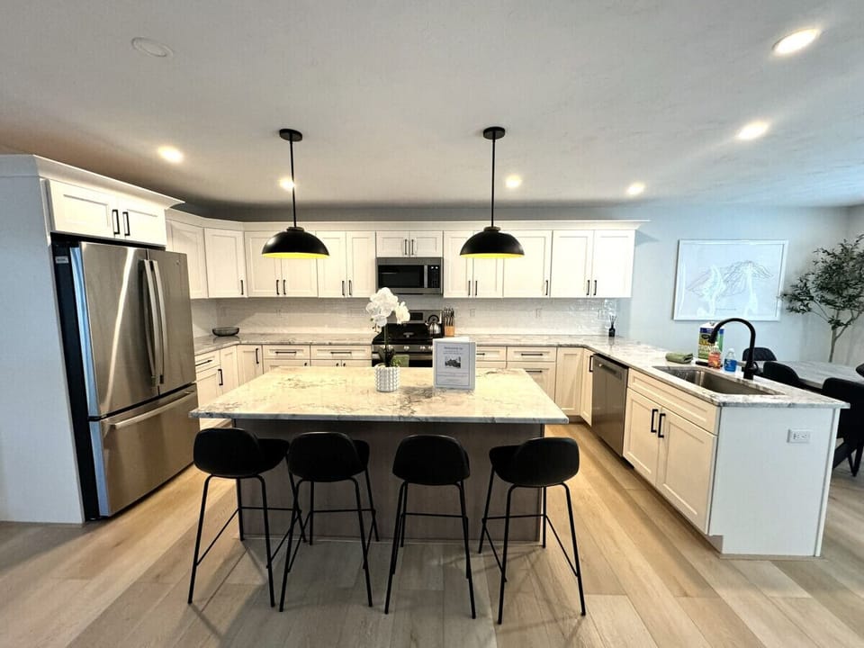 Fully equipped kitchen with seating for 4