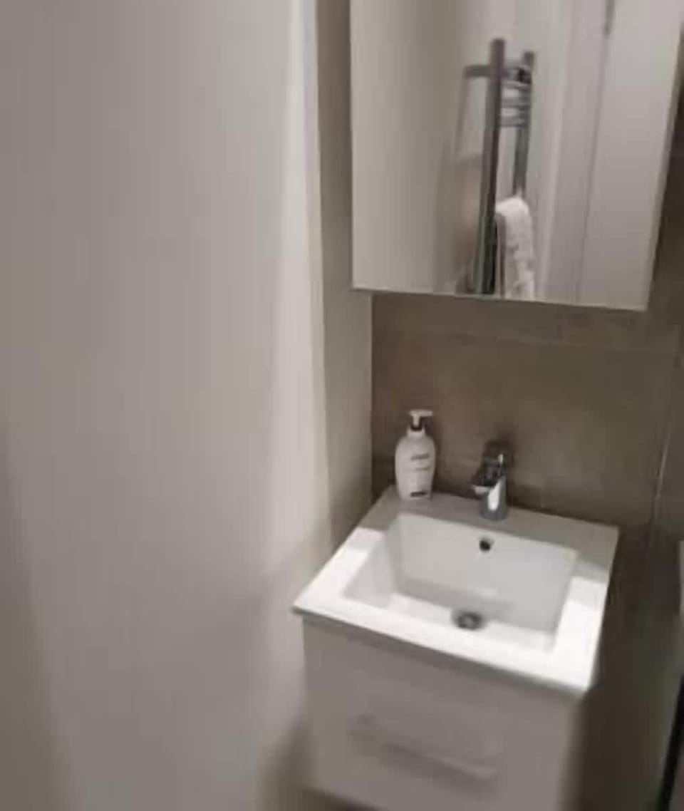 Spotlessly clean bathroom 