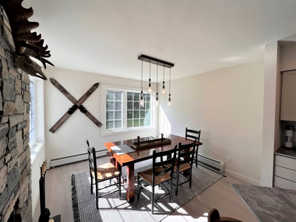 Dining room with 2 leaf extension. seats 8