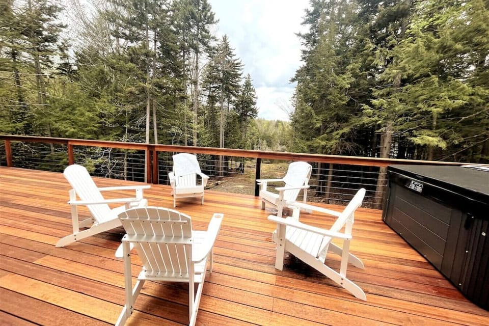Amazing deck overlooking your private cove on Lake Raponda. New Hot Tub