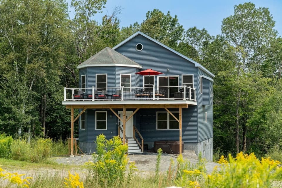 Directly across the street from Carinthia base lodge and lifts. Walk to lifts and avoid the parking fees