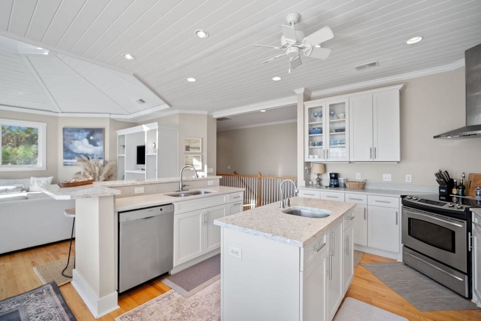 Kitchen with 2 Islands