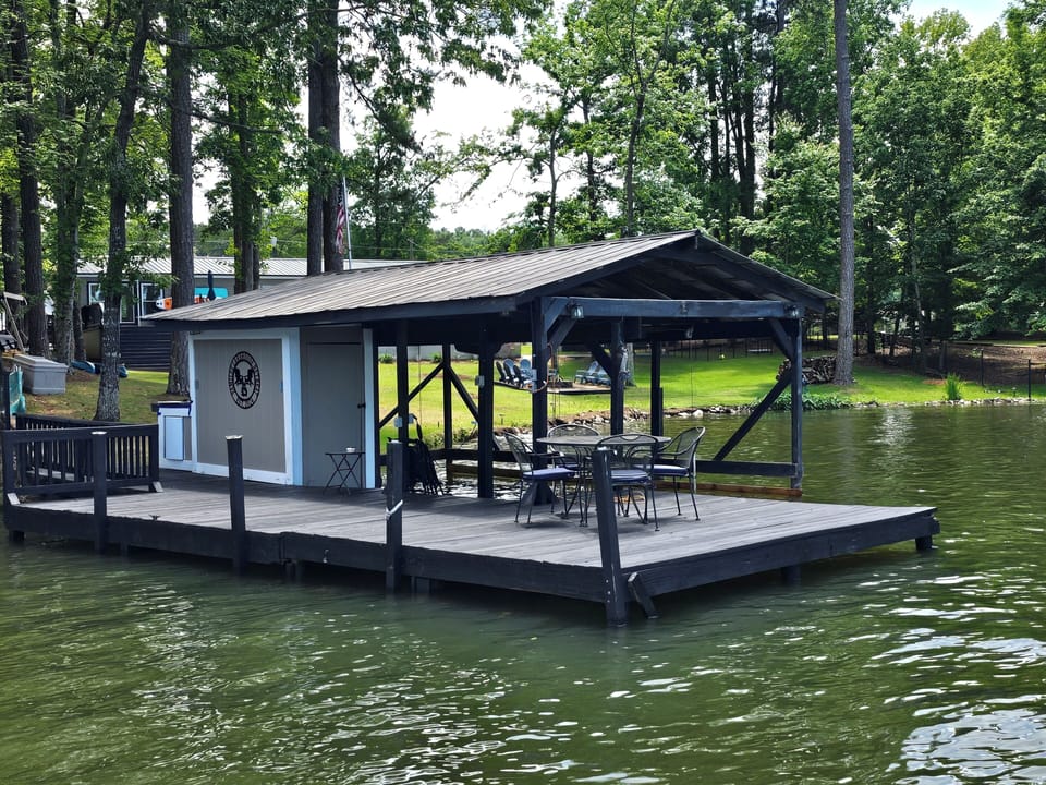 Tie up your boat to our dock.

Note: Boathouse is not available. 
