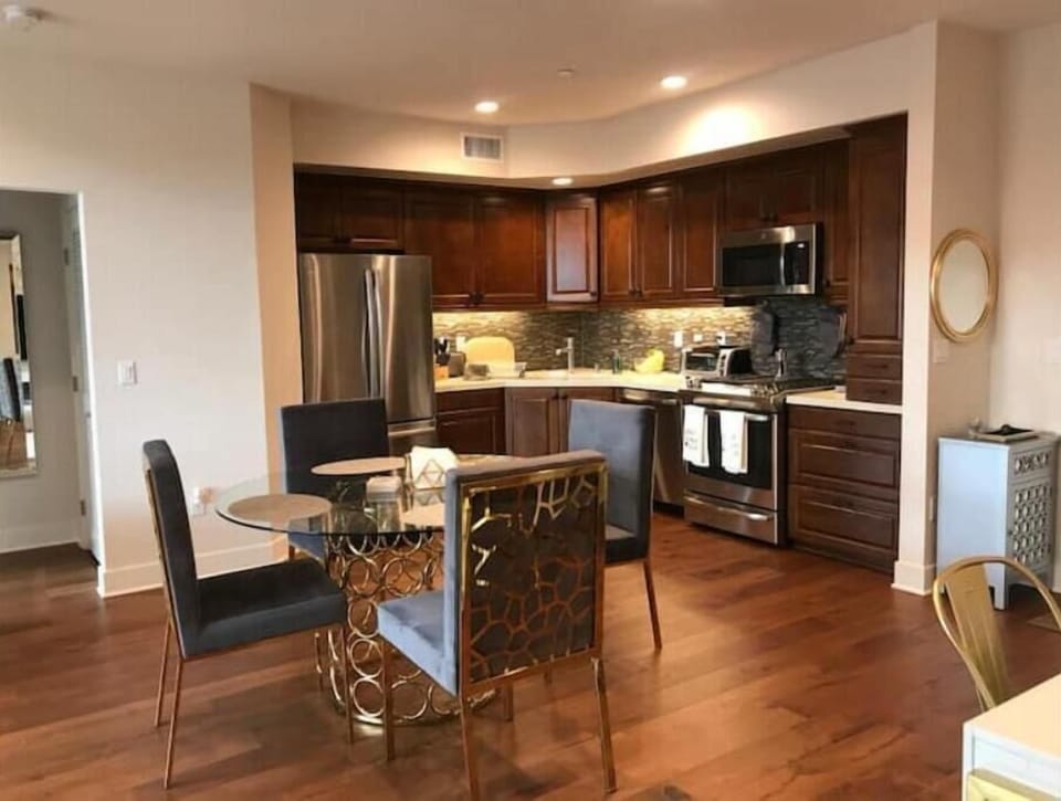 Dining area & kitchen