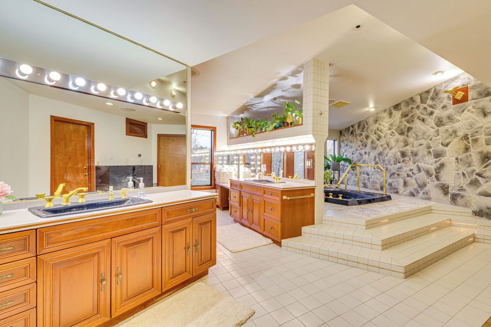 En-Suite Bathroom | Shower | Jetted Tub | 2nd Floor