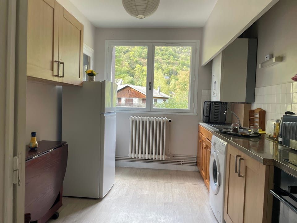 Kitchen with oven, microwave, fridge/freezer and washing machine