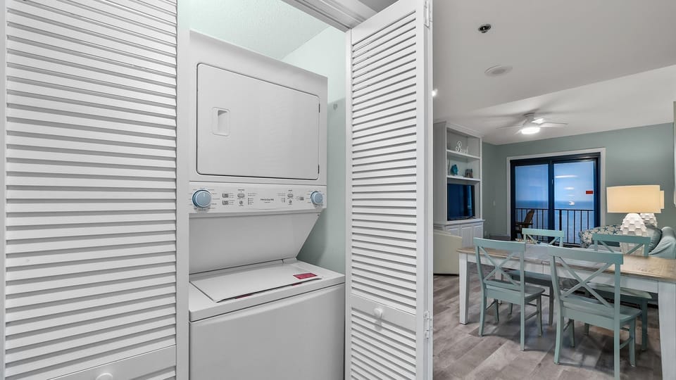 Laundry Closet - Washer and Dryer