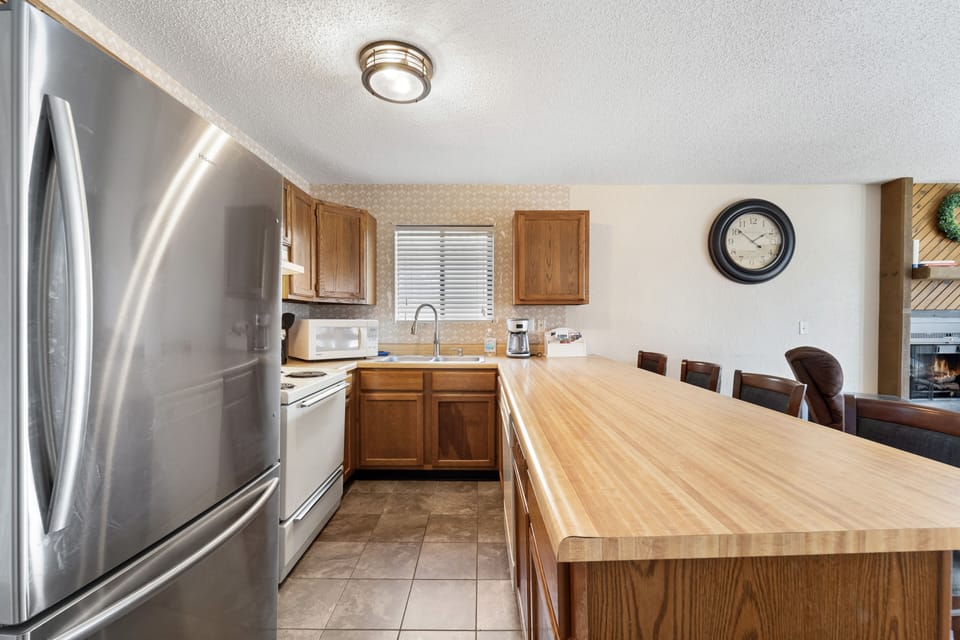 KITCHEN WITH BREAKFAST BAR
