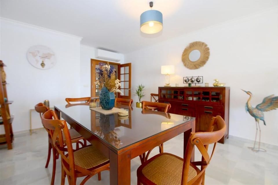 Dining area for six guests on a side of the lounge