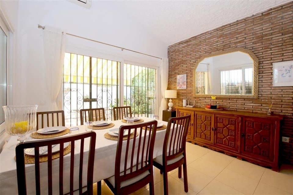 Dining room with space for six guests