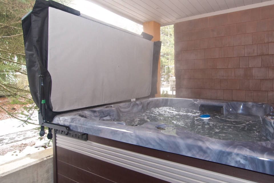 Private Brand new hot tub on patio off bedroom