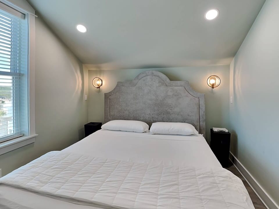 Fifth Bedroom, Fourth Floor - King