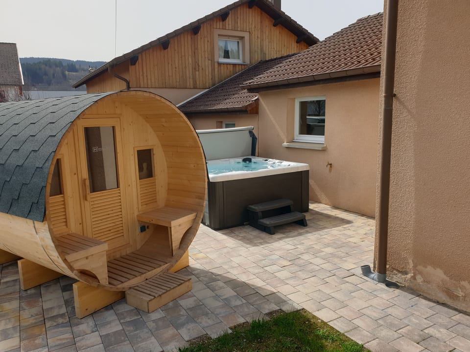 Outdoor spa tub