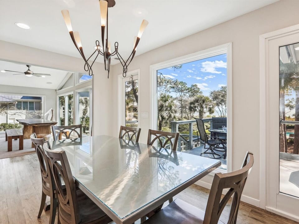 Dining Table with Seating for Six at 25 Green Heron