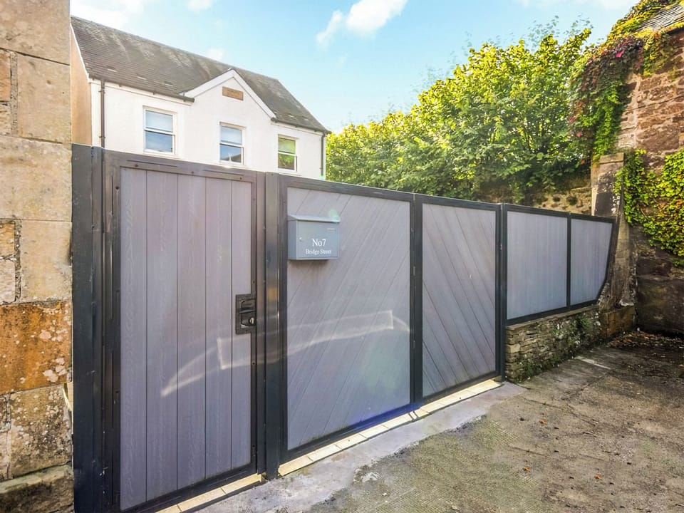 Exterior | The White House, Callander