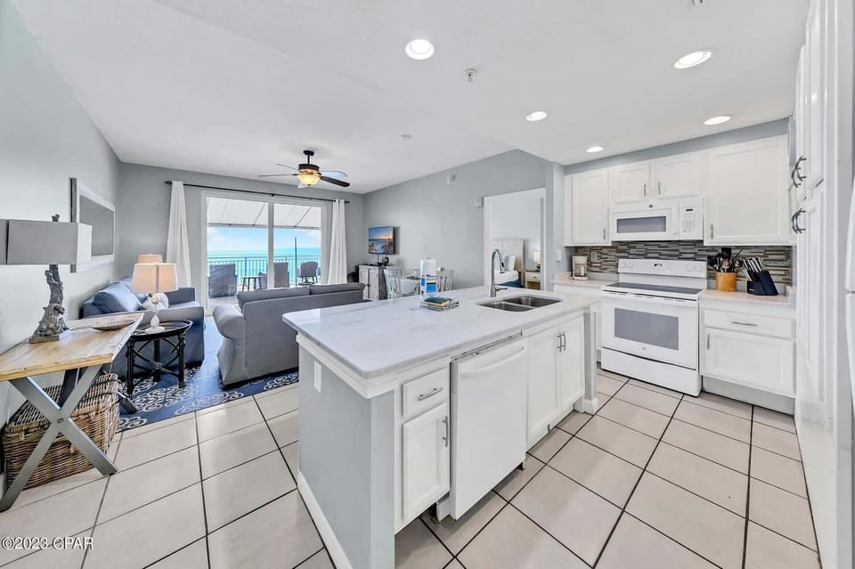 Kitchen with large island