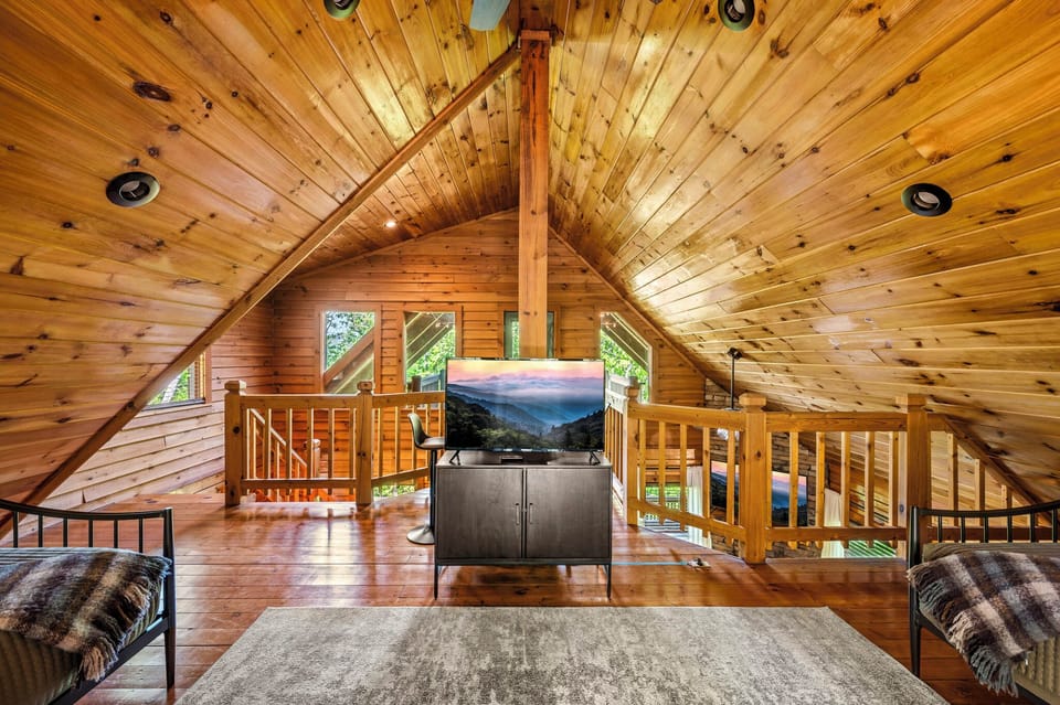 Loft w/ 2 twin daybeds, smart TV, barrel arcade. Perfect for families with kids.