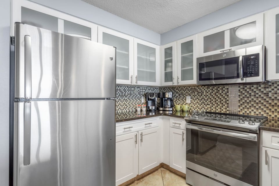Stainless Steele appliances-gorgeous upgraded kitchen. Granite Countertops