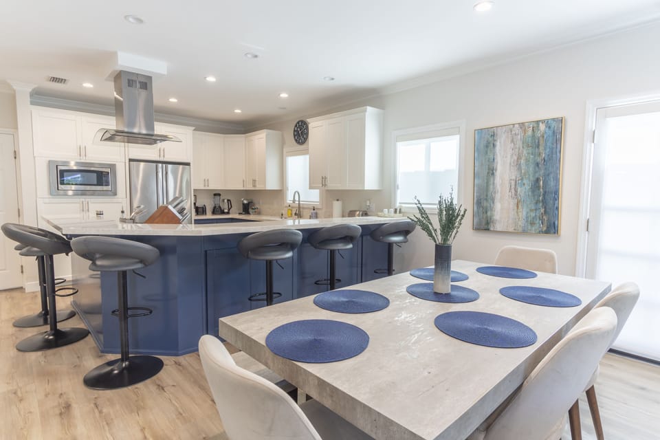 Dine in a social and fun setting around the kitchen on this wraparound.