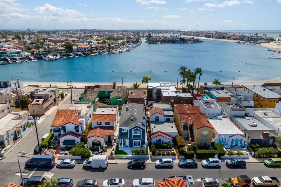 A block away from the beach and a block from bars, restaurants , and shopping!