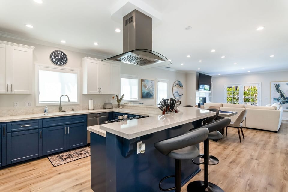 Serve meals from this state of the art kitchen and enjoy modern ambiance. 