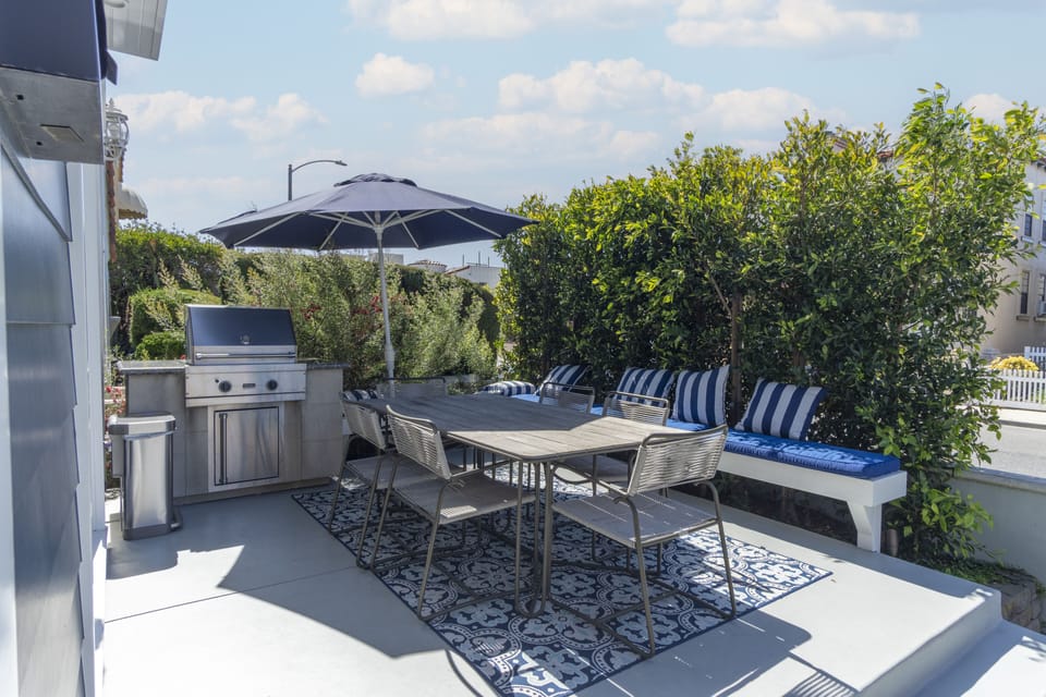 Entertain or unwind on this spacious deck, plenty of space for the group!