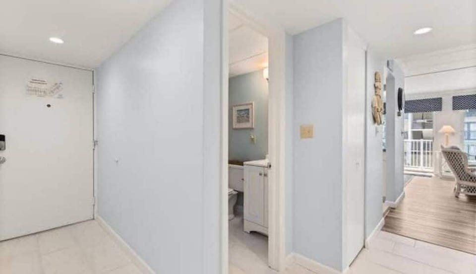 second bathroom with tub / shower